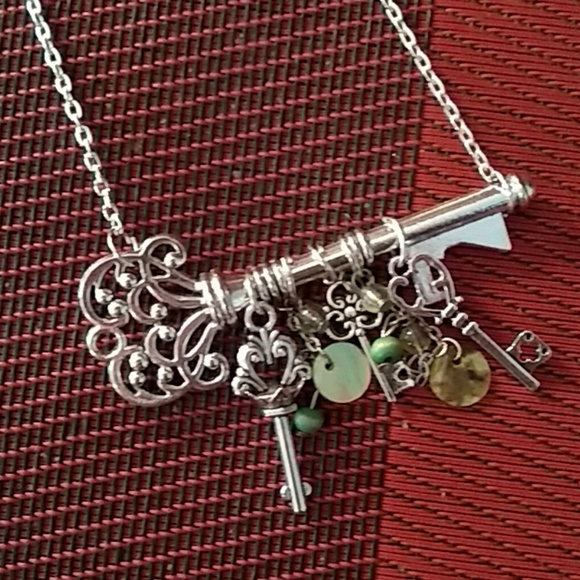 Keys necklace on Sterling plated chain. - Picture 2 of 3